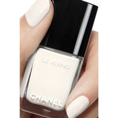 douglas chanel nagellak|Chanel Le Vernis Nail Colour • Nail Lacquer Review & Swatches.